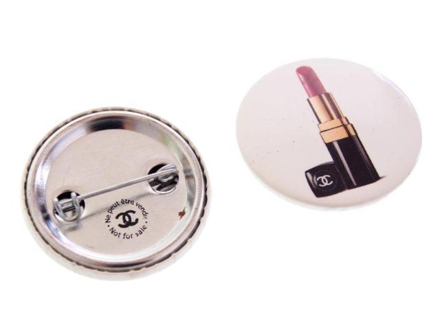 シャネル ノベルティ 缶バッジ リップ スティック柄 ホワイト 3個セット ブローチ CHANEL【正規品】 < ブランド シャネル ノベルティ 缶バッジ リップ スティック柄 ホワイト 3個セット ブローチ CHANEL【正規品】 < ブランドの