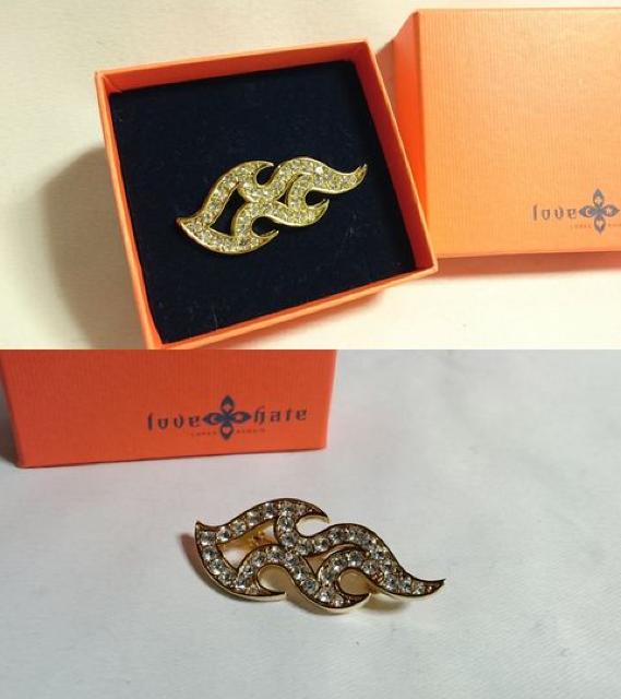 正規美 love&hateラブ&ヘイト ライトストーン装飾ファイヤーパターンブローチ 金フレアライン ラグジュアリーバッジ 付属有 < ブランド  正規美 love&hateラブ&ヘイト ライトストーン装飾ファイヤーパターンブローチ 金フレアライン ラグジュアリーバッジ 付属有 < ブランドの