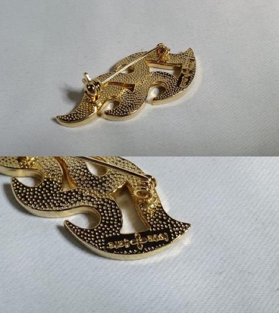 正規美 love&hateラブ&ヘイト ライトストーン装飾ファイヤーパターンブローチ 金フレアライン ラグジュアリーバッジ 付属有 < ブランド  正規美 love&hateラブ&ヘイト ライトストーン装飾ファイヤーパターンブローチ 金フレアライン ラグジュアリーバッジ 付属有 < ブランドの