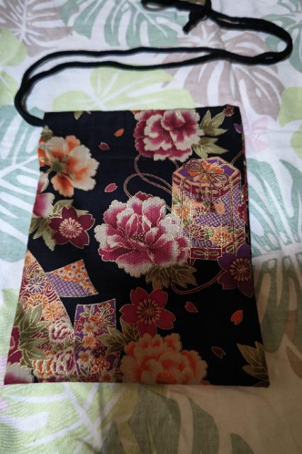 ★処分品★新柄黒×牡丹桜短冊扇子和柄ナナメ掛巾着袋 < キッズ/ベビー  ★処分品★新柄黒×牡丹桜短冊扇子和柄ナナメ掛巾着袋  < キッズ/ベビーの