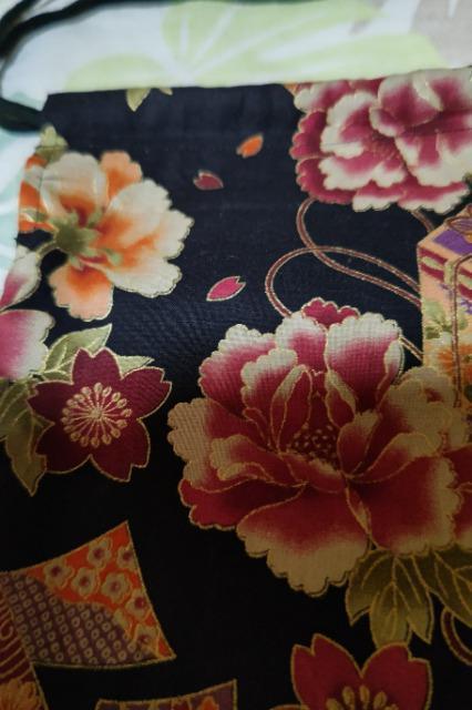 ★処分品★新柄黒×牡丹桜短冊扇子和柄ナナメ掛巾着袋 < キッズ/ベビー  ★処分品★新柄黒×牡丹桜短冊扇子和柄ナナメ掛巾着袋 < キッズ/ベビーの