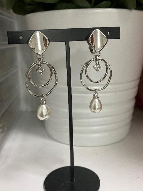 ハンドメイド メタルフープとパールビーズを使ったイヤリング < 女性ファッション  ハンドメイド メタルフープとパールビーズを使ったイヤリング  < 女性ファッションの