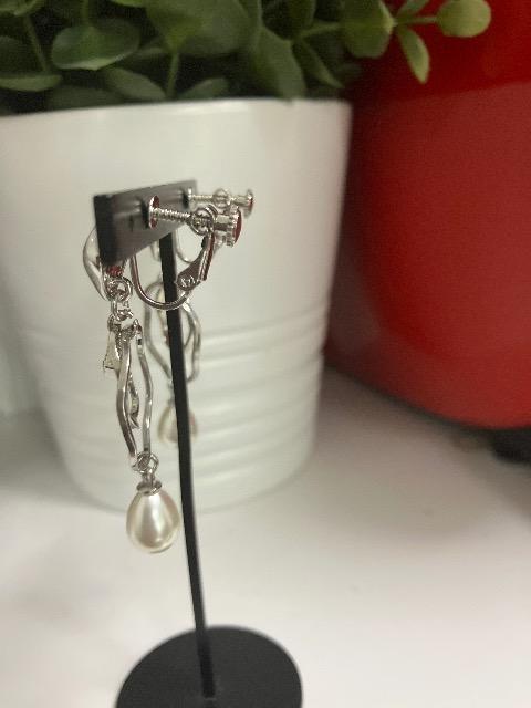 ハンドメイド メタルフープとパールビーズを使ったイヤリング < 女性ファッション  ハンドメイド メタルフープとパールビーズを使ったイヤリング < 女性ファッションの