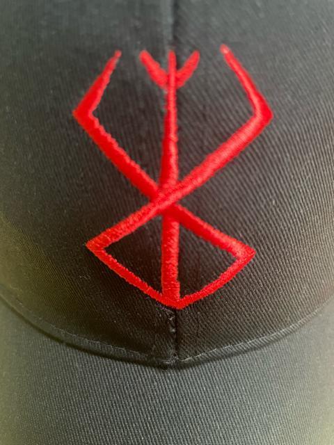 帽子/キャップ『ベルセルク〜生贄の刻印〜 刺繍 黒』新品 < 男性ファッション  帽子/キャップ『ベルセルク〜生贄の刻印〜 刺繍 黒』新品 < 男性ファッションの