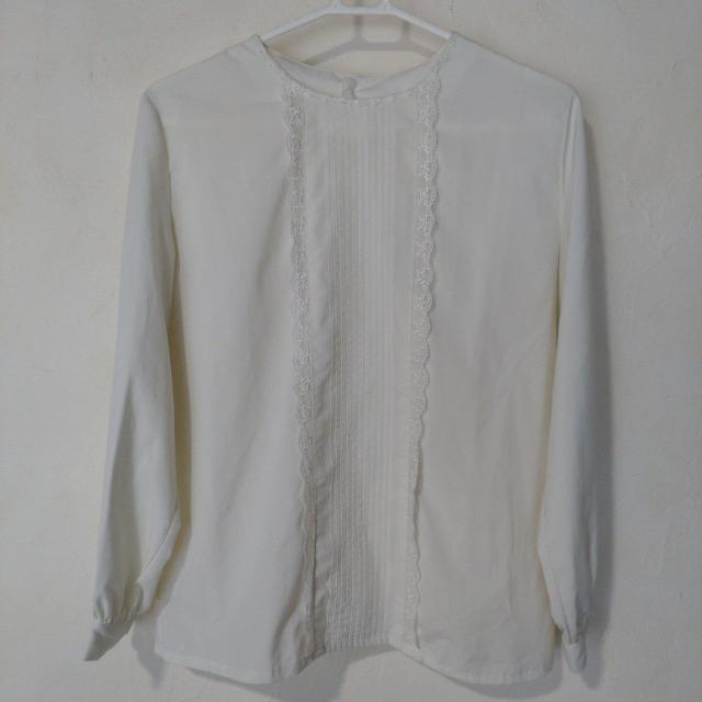 昭和レトロ ホワイトレース付き長袖ブラウス < 女性ファッション 昭和レトロ ホワイトレース付き長袖ブラウス < 女性ファッションの