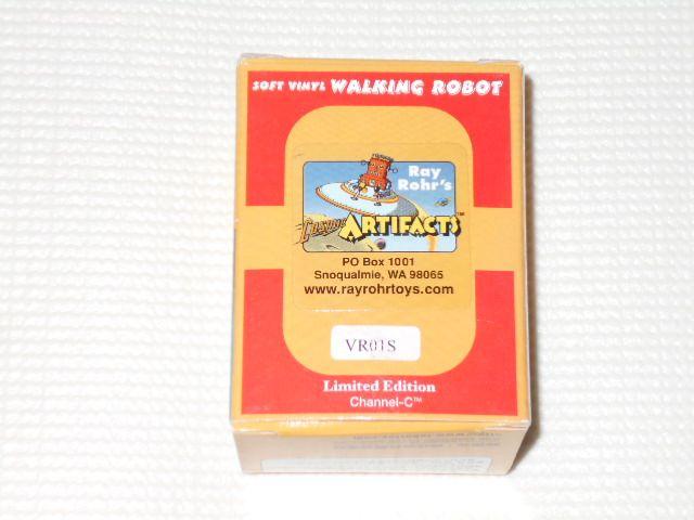 FJ{XSOFT VINYL WALKING ROBOT VR01S  zr[ 