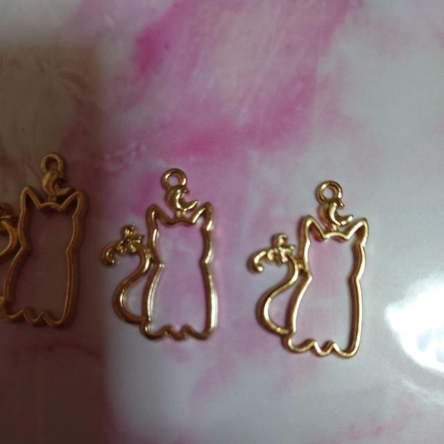 しっぽリボン付きネコちゃんレジンチャーム枠4個ラスト < 香水/コスメ/ネイル  しっぽリボン付きネコちゃんレジンチャーム枠4個ラスト < 香水/コスメ/ネイルの