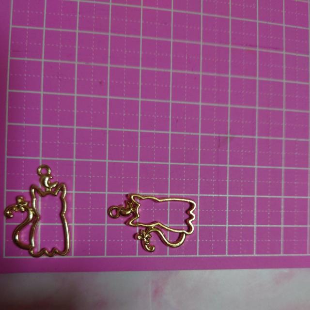 しっぽリボン付きネコちゃんレジンチャーム枠4個ラスト < 香水/コスメ/ネイル  しっぽリボン付きネコちゃんレジンチャーム枠4個ラスト < 香水/コスメ/ネイルの