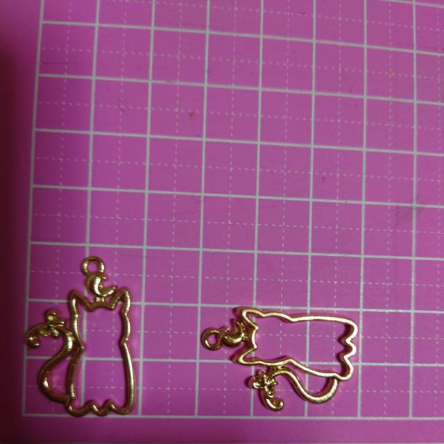 しっぽリボン付きネコちゃんレジンチャーム枠4個ラスト < 香水/コスメ/ネイル  しっぽリボン付きネコちゃんレジンチャーム枠4個ラスト < 香水/コスメ/ネイルの