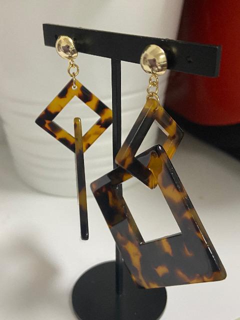 ハンドメイド アクリルスクエアパーツを使用したピアス ブブラウンミックス(べっ甲柄) < 女性ファッション  ハンドメイド アクリルスクエアパーツを使用したピアス ブブラウンミックス(べっ甲柄)  < 女性ファッションの