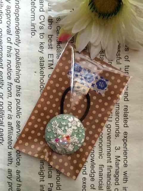 ハンドメイド ヘアゴム 特大 くるみボタン  ビーズ盛り盛り お花 < 女性ファッション  ハンドメイド ヘアゴム 特大 くるみボタン  ビーズ盛り盛り お花  < 女性ファッションの