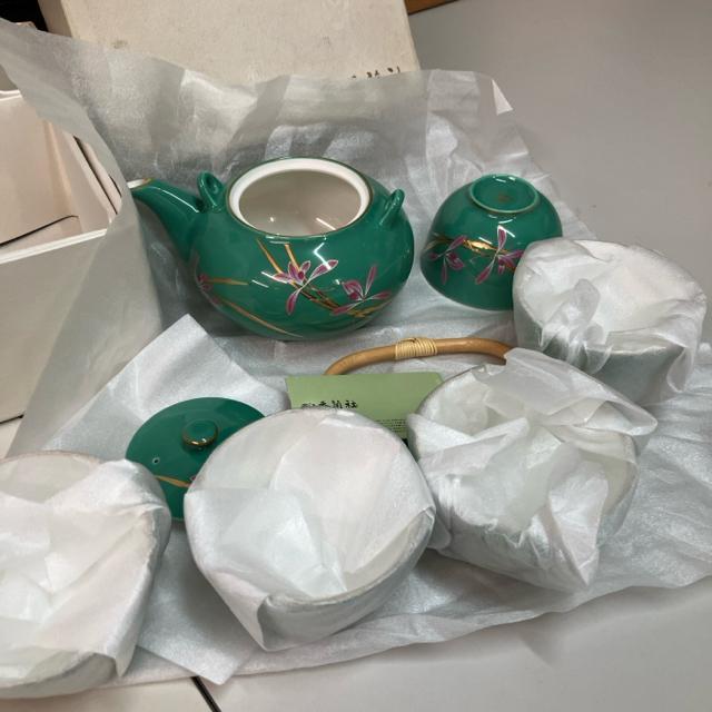 新品 香蘭社 蘭遊 グリーン ピンク 金彩 急須 湯飲み 湯呑み 5個 セット < ホビー  新品 香蘭社 蘭遊 グリーン ピンク 金彩 急須 湯飲み 湯呑み 5個 セット  < ホビーの