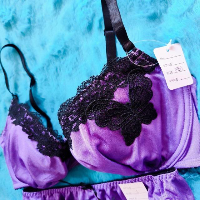 艷Sexy。。。ツルツルサテン調がエロカワッ。。F80×L。。蝶々ワッペン付ブラジャー&ショーツセット。。大きいサイズグラマー。。 < 女性ファッション  艷Sexy。。。ツルツルサテン調がエロカワッ。。F80×L。。蝶々ワッペン付ブラジャー&ショーツセット。。大きいサイズグラマー。。 < 女性ファッションの