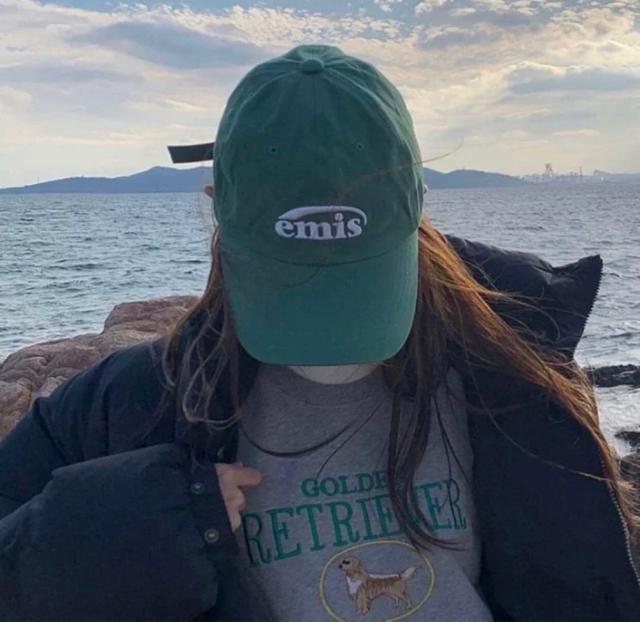 緑色のemisベースボールキャップ、刺繍ロゴ付き < 女性ファッション 緑色のemisベースボールキャップ、刺繍ロゴ付き < 女性ファッションの