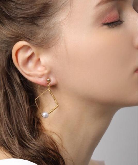 定価2,160円●ツイストスクエアパールピアス ●STELLAR HOLLYWOODステラハリウッド●金ゴールド < 女性アクセサリー/時計  定価2,160円●ツイストスクエアパールピアス ●STELLAR HOLLYWOODステラハリウッド●金ゴールド < 女性アクセサリー/時計の