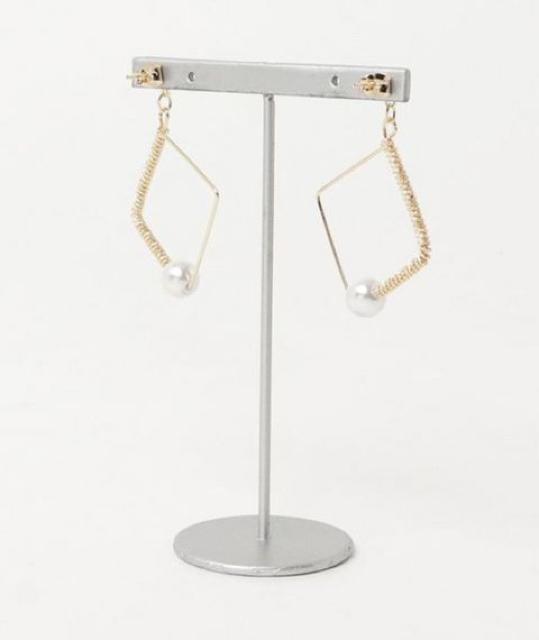 定価2,160円●ツイストスクエアパールピアス ●STELLAR HOLLYWOODステラハリウッド●金ゴールド < 女性アクセサリー/時計  定価2,160円●ツイストスクエアパールピアス ●STELLAR HOLLYWOODステラハリウッド●金ゴールド < 女性アクセサリー/時計の