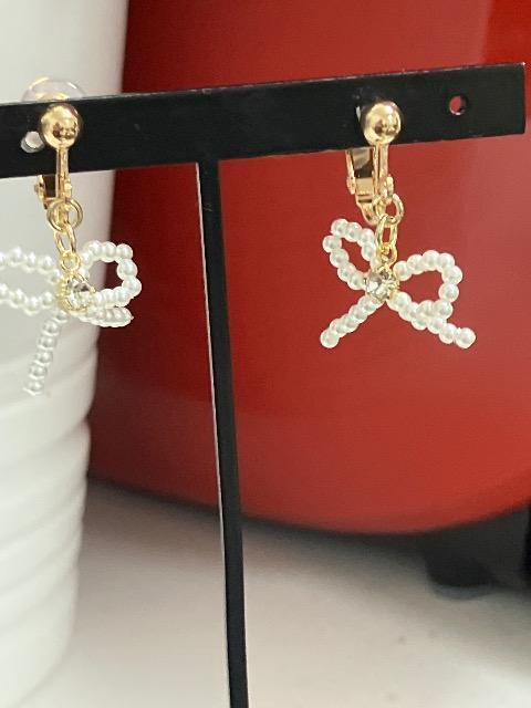 ハンドメイド デザインチャームのパールリボンを使用したイヤリング < 女性ファッション  ハンドメイド デザインチャームのパールリボンを使用したイヤリング  < 女性ファッションの