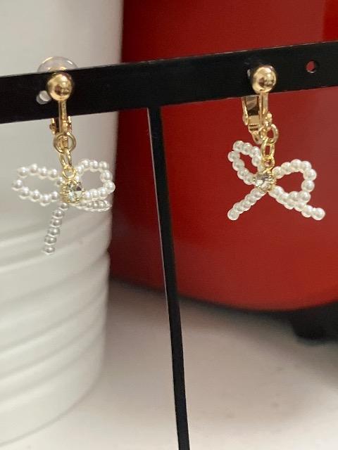 ハンドメイド デザインチャームのパールリボンを使用したイヤリング < 女性ファッション  ハンドメイド デザインチャームのパールリボンを使用したイヤリング < 女性ファッションの
