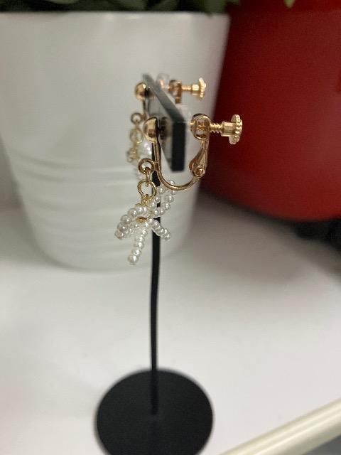 ハンドメイド デザインチャームのパールリボンを使用したイヤリング < 女性ファッション  ハンドメイド デザインチャームのパールリボンを使用したイヤリング < 女性ファッションの