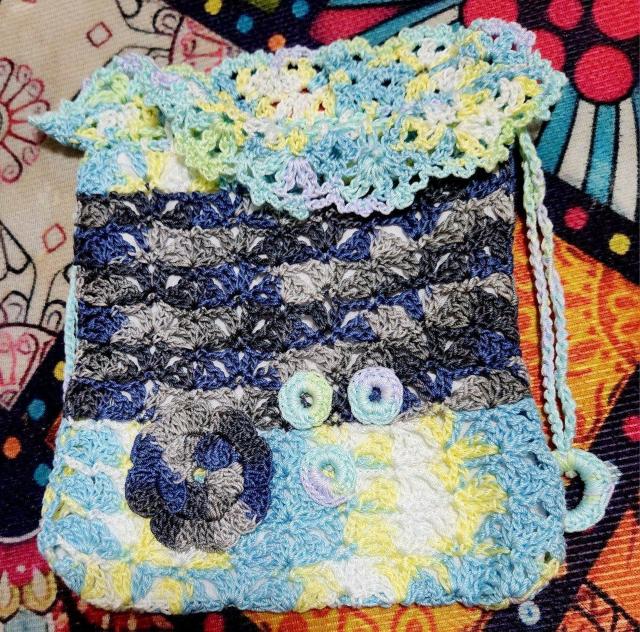 (水色黄色等のグラデーション)(紺色グレー等のグラデーション)ソフトレース糸で編んだ巾着にお花を付け 裏に白色の生地を使いました。 < 女性ファッション (水色黄色等のグラデーション)(紺色グレー等のグラデーション)ソフトレース糸で編んだ巾着にお花を付け 裏に白色の生地を使いました。 < 女性ファッションの