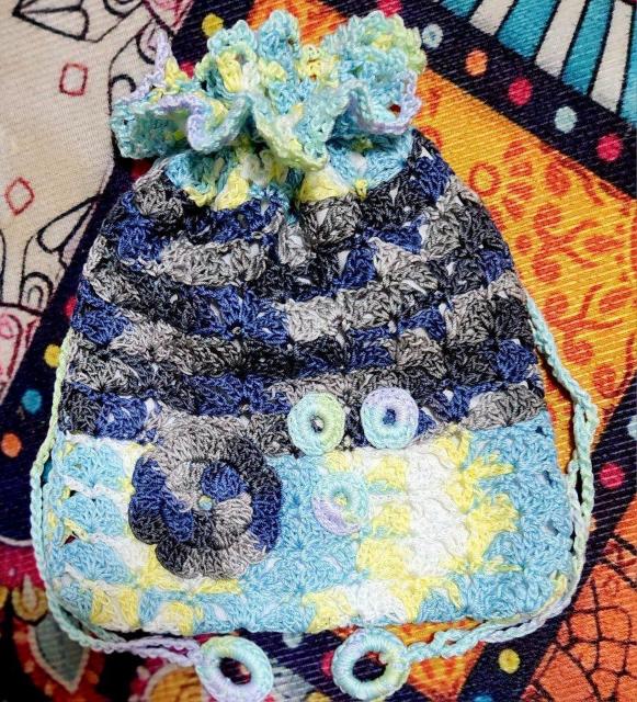 (水色黄色等のグラデーション)(紺色グレー等のグラデーション)ソフトレース糸で編んだ巾着にお花を付け 裏に白色の生地を使いました。 < 女性ファッション (水色黄色等のグラデーション)(紺色グレー等のグラデーション)ソフトレース糸で編んだ巾着にお花を付け 裏に白色の生地を使いました。 < 女性ファッションの