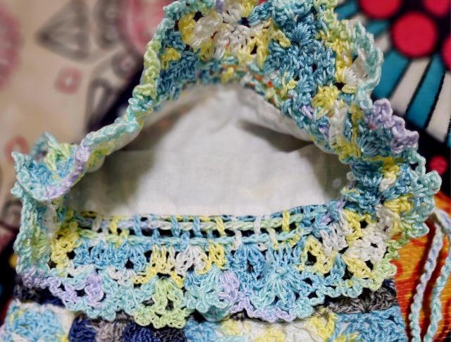 (水色黄色等のグラデーション)(紺色グレー等のグラデーション)ソフトレース糸で編んだ巾着にお花を付け 裏に白色の生地を使いました。 < 女性ファッション (水色黄色等のグラデーション)(紺色グレー等のグラデーション)ソフトレース糸で編んだ巾着にお花を付け 裏に白色の生地を使いました。 < 女性ファッションの