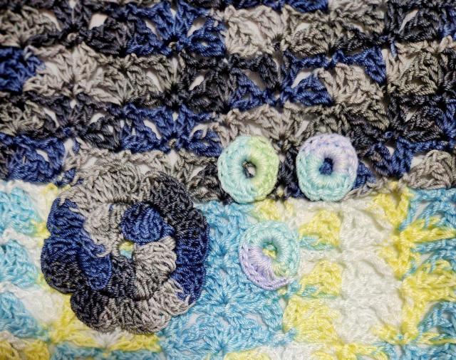 (水色黄色等のグラデーション)(紺色グレー等のグラデーション)ソフトレース糸で編んだ巾着にお花を付け 裏に白色の生地を使いました。 < 女性ファッション (水色黄色等のグラデーション)(紺色グレー等のグラデーション)ソフトレース糸で編んだ巾着にお花を付け 裏に白色の生地を使いました。 < 女性ファッションの