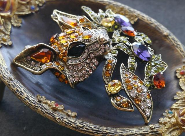 新品アンティーク調きらきらストーン狐キツネさんブローチ 大きめ  < 女性アクセサリー/時計  新品アンティーク調きらきらストーン狐キツネさんブローチ 大きめ  < 女性アクセサリー/時計の