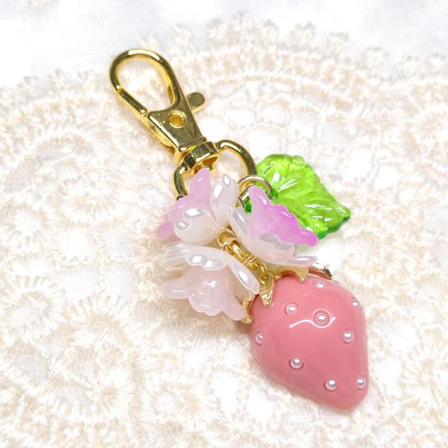 ハンドメイド☆キーホルダー☆半分苺☆ミルキーピンク < 女性ファッション  ハンドメイド☆キーホルダー☆半分苺☆ミルキーピンク  < 女性ファッションの