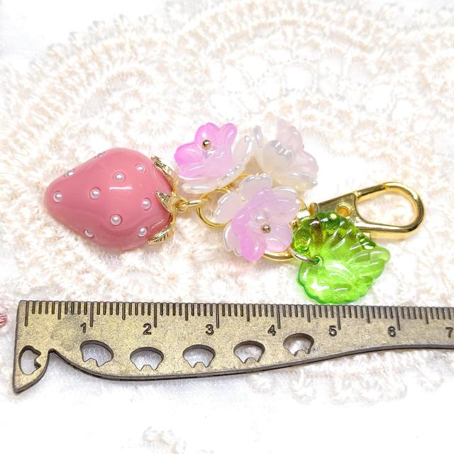 ハンドメイド☆キーホルダー☆半分苺☆ミルキーピンク < 女性ファッション  ハンドメイド☆キーホルダー☆半分苺☆ミルキーピンク < 女性ファッションの