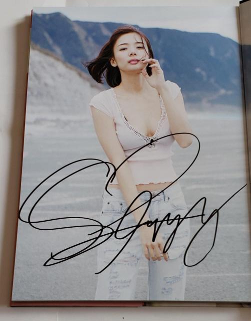 Mリーグ 岡田紗佳 直筆サイン入り 写真集2冊 未開封DVD1枚 麻雀 モデル サクラナイツ  < タレントグッズ  Mリーグ 岡田紗佳 直筆サイン入り 写真集2冊 未開封DVD1枚 麻雀 モデル サクラナイツ  < タレントグッズの