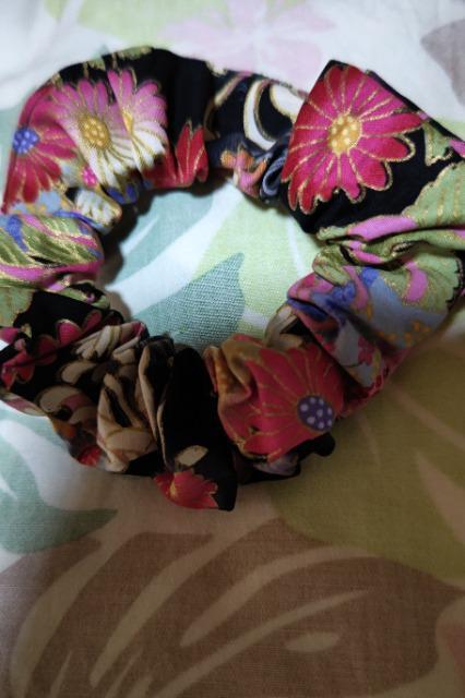 ★処分品★黒×着物風流水に大輪花扇子和柄シュシュ大小2個セット < 女性ファッション  ★処分品★黒×着物風流水に大輪花扇子和柄シュシュ大小2個セット < 女性ファッションの