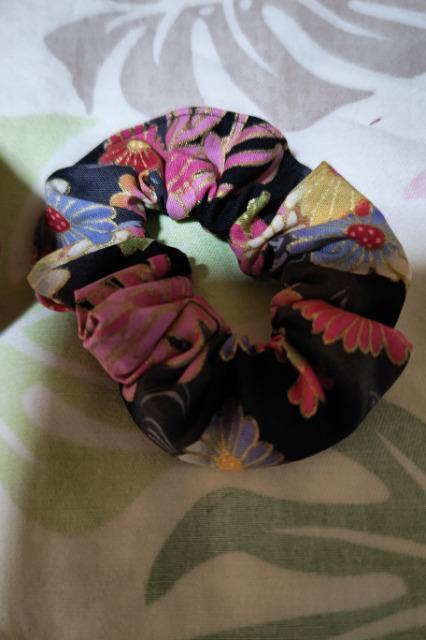 ★処分品★黒×着物風流水に大輪花扇子和柄シュシュ大小2個セット < 女性ファッション  ★処分品★黒×着物風流水に大輪花扇子和柄シュシュ大小2個セット < 女性ファッションの