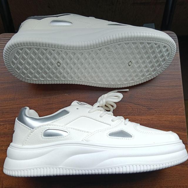 新品 24.5cm レディース スニーカー ホワイト シューズ 靴 カジュアル < 女性ファッション 新品 24.5cm レディース スニーカー ホワイト シューズ 靴 カジュアル < 女性ファッションの