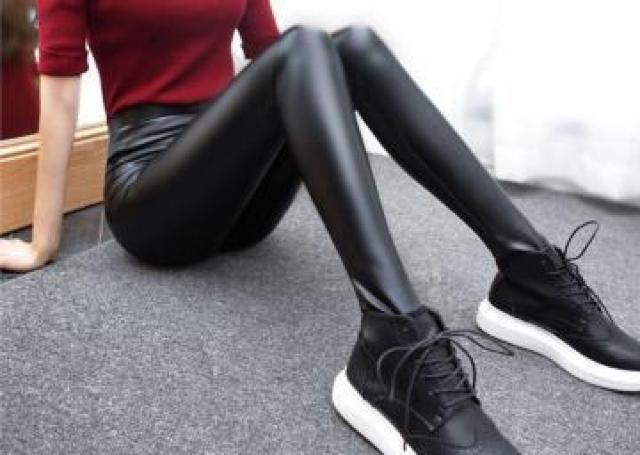 ★裏地ベロア裏起毛ぽかぽか暖か柔らかウエストゴム楽チン♪黒ブラック合皮フェイクレザーお洒落カッコよストレッチスキニーレギンスパンツ < 女性ファッション ★裏地ベロア裏起毛ぽかぽか暖か柔らかウエストゴム楽チン♪黒ブラック合皮フェイクレザーお洒落カッコよストレッチスキニーレギンスパンツ < 女性ファッションの