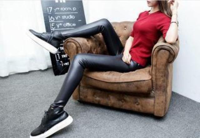 ★裏地ベロア裏起毛ぽかぽか暖か柔らかウエストゴム楽チン♪黒ブラック合皮フェイクレザーお洒落カッコよストレッチスキニーレギンスパンツ < 女性ファッション ★裏地ベロア裏起毛ぽかぽか暖か柔らかウエストゴム楽チン♪黒ブラック合皮フェイクレザーお洒落カッコよストレッチスキニーレギンスパンツ < 女性ファッションの