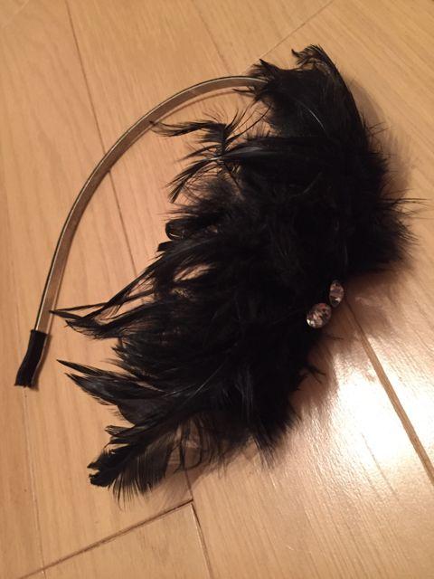 黒 羽根とビジューのカチューシャ ヘアアクセサリー < 女性アクセサリー/時計  黒 羽根とビジューのカチューシャ ヘアアクセサリー < 女性アクセサリー/時計の