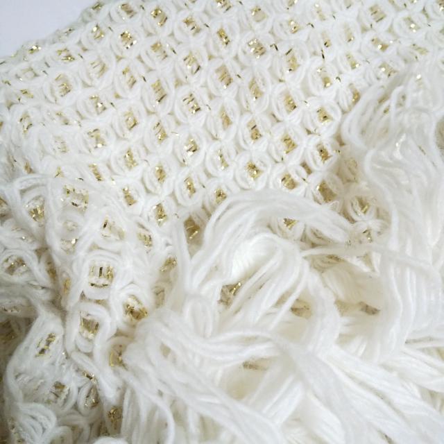 ラメ糸使用!!あったかマフラー★ホワイト★中古品 < 女性ファッション ラメ糸使用!!あったかマフラー★ホワイト★中古品 < 女性ファッションの