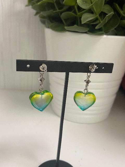 ハンドメイド レジンで作ったハート型のピアス イエロー、ブルー < 女性ファッション  ハンドメイド レジンで作ったハート型のピアス イエロー、ブルー < 女性ファッションの