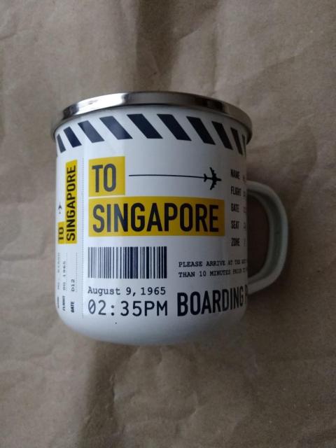 ENAMEL MUG 琺瑯マグカップ ホーロー シンガポール BOARDING PASS 搭乗券 チケット 飛行機 バーコード < インテリア/ライフ  ENAMEL MUG 琺瑯マグカップ ホーロー シンガポール BOARDING PASS 搭乗券 チケット 飛行機 バーコード < インテリア/ライフの