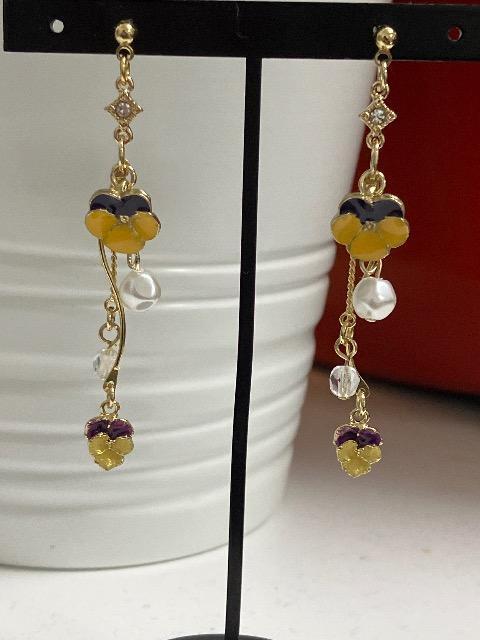 ハンドメイド ビオラとパンジーのチャームを使用したピアス < 女性ファッション  ハンドメイド ビオラとパンジーのチャームを使用したピアス < 女性ファッションの