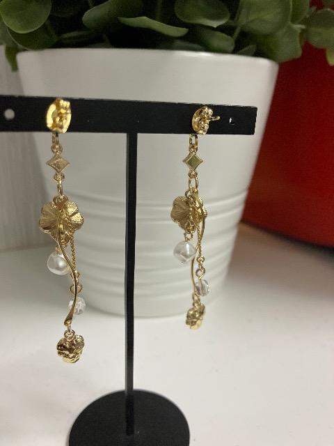 ハンドメイド ビオラとパンジーのチャームを使用したピアス < 女性ファッション  ハンドメイド ビオラとパンジーのチャームを使用したピアス < 女性ファッションの