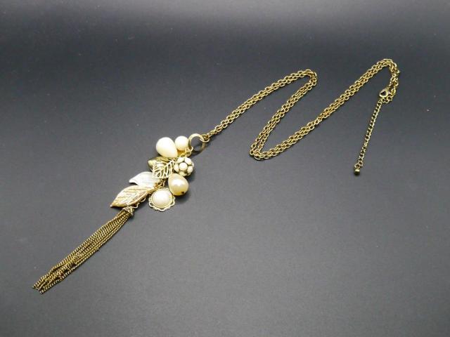 新品 アンティーク調 白色系ボタニカル ネックレス < 女性アクセサリー/時計 新品 アンティーク調 白色系ボタニカル ネックレス < 女性アクセサリー/時計の