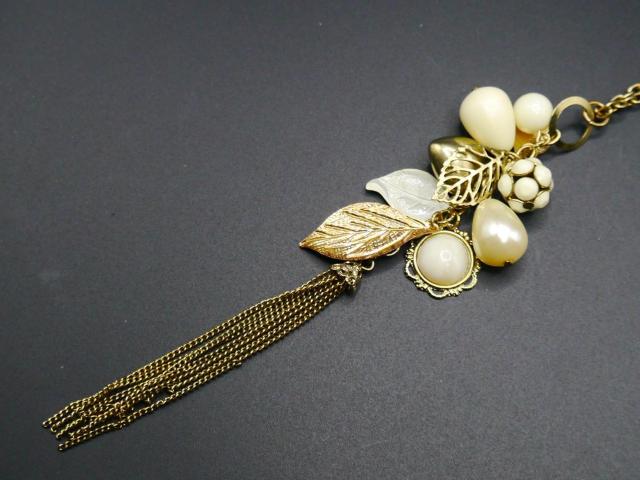 新品 アンティーク調 白色系ボタニカル ネックレス < 女性アクセサリー/時計 新品 アンティーク調 白色系ボタニカル ネックレス < 女性アクセサリー/時計の