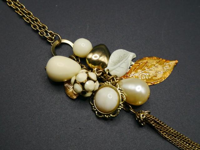 新品 アンティーク調 白色系ボタニカル ネックレス < 女性アクセサリー/時計 新品 アンティーク調 白色系ボタニカル ネックレス < 女性アクセサリー/時計の