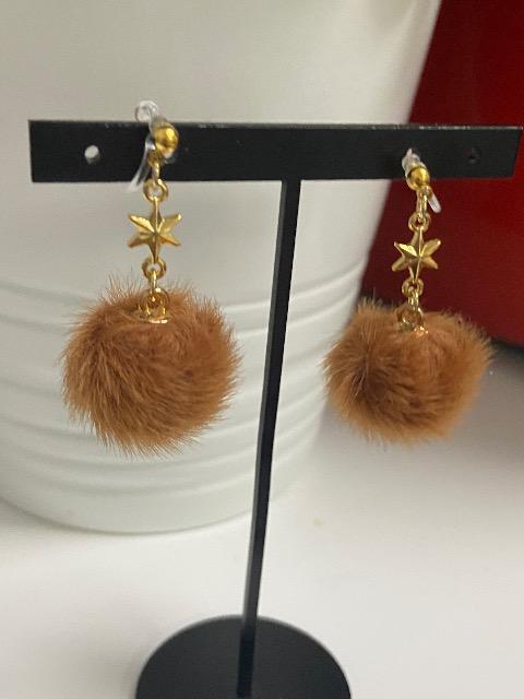ハンドメイド フェイクファーボールのチャームを使用した樹脂のノンホールピアス ブラウン < 女性ファッション  ハンドメイド フェイクファーボールのチャームを使用した樹脂のノンホールピアス ブラウン  < 女性ファッションの
