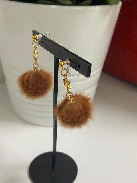 ハンドメイド フェイクファーボールのチャームを使用した樹脂のノンホールピアス ブラウン < 女性ファッション  ハンドメイド フェイクファーボールのチャームを使用した樹脂のノンホールピアス ブラウン < 女性ファッションの