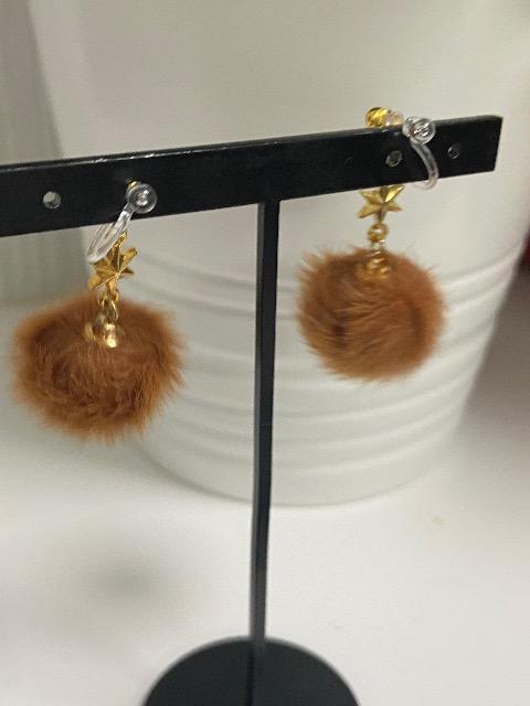 ハンドメイド フェイクファーボールのチャームを使用した樹脂のノンホールピアス ブラウン < 女性ファッション  ハンドメイド フェイクファーボールのチャームを使用した樹脂のノンホールピアス ブラウン < 女性ファッションの