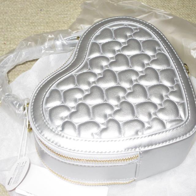 未使用☆ 「ハローキティ」50周年記念コレクションハート型ショルダーバッグ(シルバー) < ブランド  未使用☆ 「ハローキティ」50周年記念コレクションハート型ショルダーバッグ(シルバー) < ブランドの