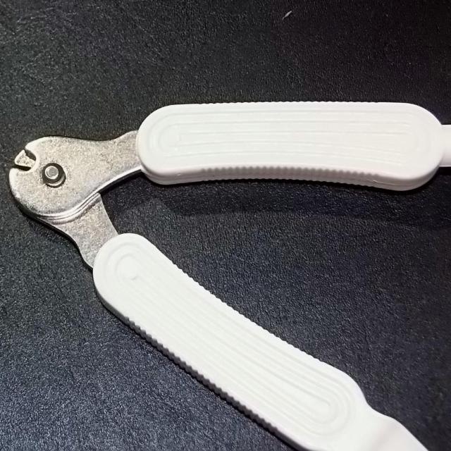 多機能 ギター ストリングカッター ペグ回し 白色 弦 ニッパー < ホビー  多機能 ギター ストリングカッター ペグ回し 白色 弦 ニッパー < ホビーの